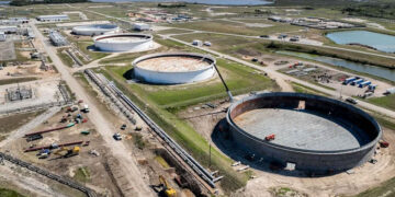 تراجع مخزونات النفط الأميركية وزيادة البنزين ونواتج التقطير