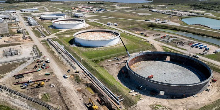 تراجع مخزونات النفط الأميركية وزيادة البنزين ونواتج التقطير