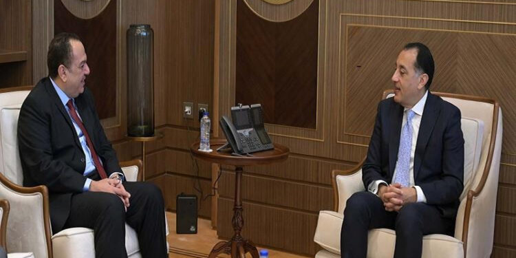 رئيس الوزراء يلتقي سفير الكويت بالقاهرة ويبحثان دعم وتعزيز العلاقات المصرية الكويتية