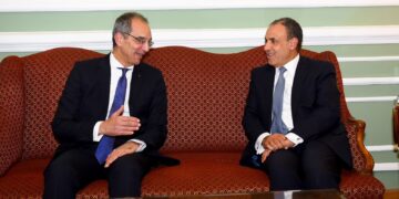 وزيرا  الاتصالات والخارجية يدشنان طوابع بريدية بمناسبة مرور أكثر من قرن على الدبلوماسية المصرية