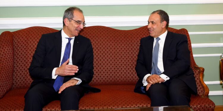 وزيرا  الاتصالات والخارجية يدشنان طوابع بريدية بمناسبة مرور أكثر من قرن على الدبلوماسية المصرية