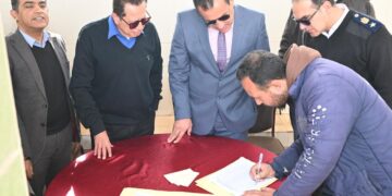 جهاز  العاشر من رمضان ومجلس الأمناء يسلمان الباكيات المخصصة بالقرعة العلنية للباعة الجائلين