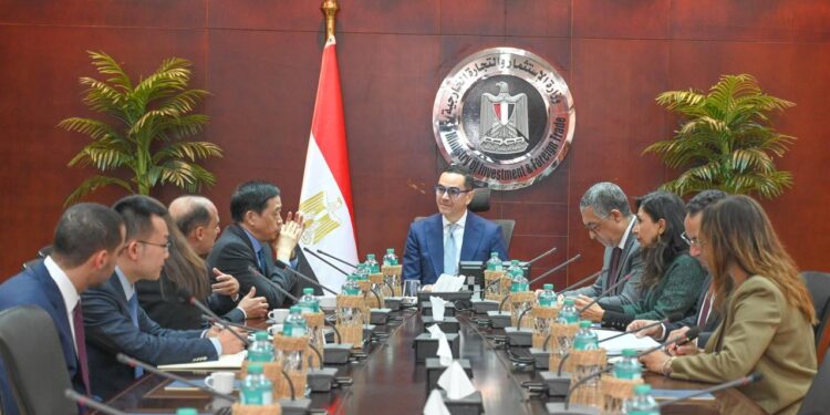 وزير الاستثمار يلتقي ممثلي شركة كينجدم للكتان لاستعراض مشروع الشركة لإنشاء مصنع لصناعة الكتان في مصر