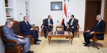 وزير الخارجية والهجرة يلتقي برئيس الجهاز المركزي للتنظيم والإدارة