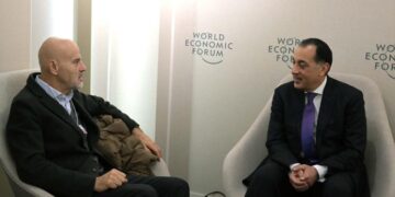 رئيس الوزراء يلتقي الرئيس التنفيذي لشركة “إيني” الإيطالية