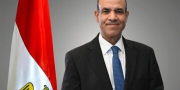 وزير الخارجية يبحث مع قيادات الوزارة تسريع الخدمات القنصلية والتحول الرقمي