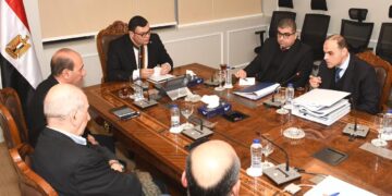 وزير الإسكان يعقد اجتماعاً مع شركات المقاولات العاملة ومسئولي مشروع تطوير موقع التجلى الأعظم