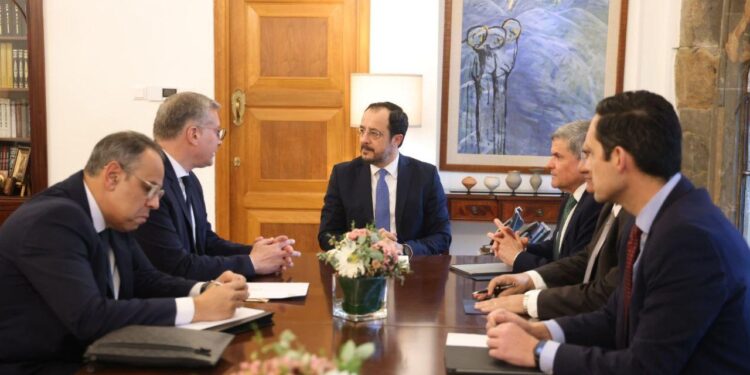 وزير البترول يسلم دعوة الرئيس السيسي لرئيس قبرص لحضور مؤتمر مصر للطاقة