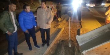 رئيس جهاز الشروق يتابع ليلاً أعمال استكمال الأرصفة والجُزر بالمحور الشرقي بالمدينة