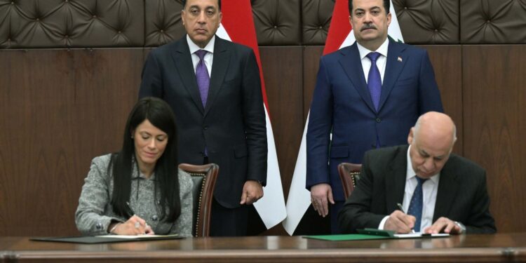 رئيسا وزراء مصر والعراق يشهدان التوقيع على عدد من وثائق التعاون