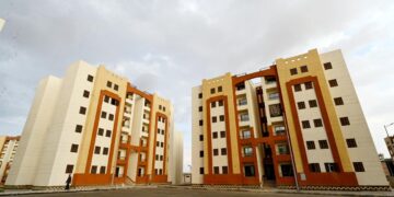 وزير الإسكان يتابع موقف مشروعات الإسكان وتسليم الوحدات السكنية لمستحقيها بمدينة العبور الجديدة