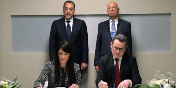 وزيرة التعاون الدولي توقّع مع المنتدى الاقتصادي العالمي خطاب نوايا لإطلاق «محفز النموالاقتصادي والتنمية»