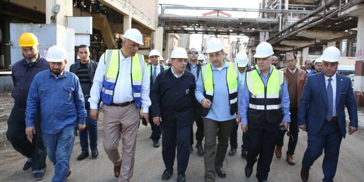 وزير قطاع يتفقد مصانع “الدلتا للأسمدة” بطلخا ويبحث خطة إصلاح عاجلة لإعادة إحياء وتشغيل الشركة