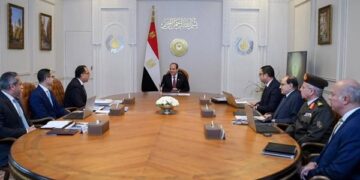 الرئيس السيسي يجتمع مع رئيس الوزراء ووزيرا الاسكان والاستثمار