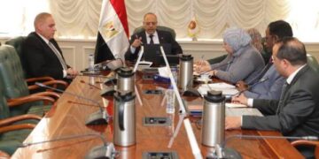 وزير العمل يعقد اجتماعًا للتوسع في تنفيذ “اتفاقية الفحص المهني” مع السعودية