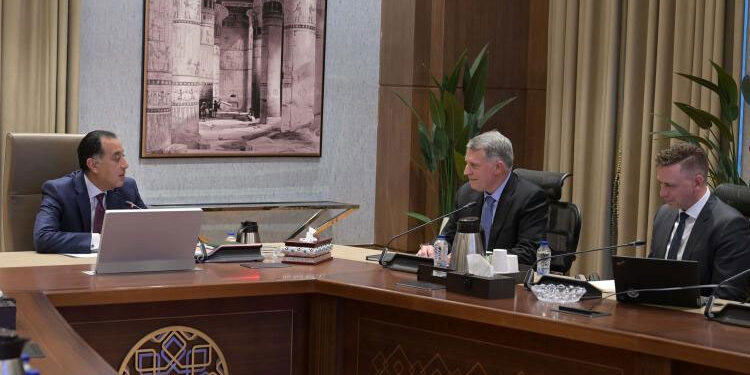 رئيس الوزراء يلتقي مسئولي شركة “شيفرون” العالمية لبحث تعزيز سُبل التعاون المشترك