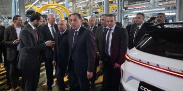 مدبولي يتجول بمصنع تجميع سيارات “جيلي” بمدينة السادس من أكتوبر