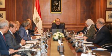 وزير قطاع الأعمال يجتمع برؤساء شركات القابضة للسياحة والفنادق لمتابعة مؤشرات الأداء وموقف المشروعات