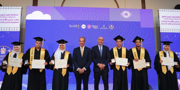 وزيرا الاتصالات والتعليم يشهدان تخريج أول دفعتين من طلاب مدارس WE للتكنولوجيا التطبيقية