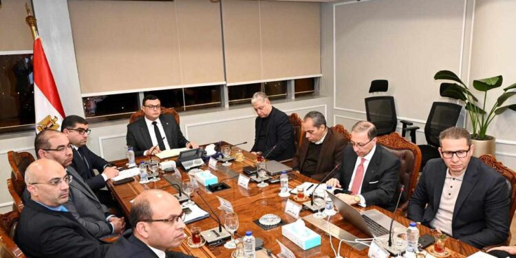 وزير الإسكان يعقد اجتماعا مع شركة “أكور” العالمية لمتابعة الأعمال بفنادق منطقة الأعمال المركزية بالعاصمة الإدارية