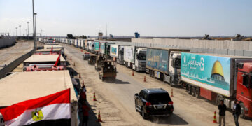 120 شاحنة مساعدات إنسانية للفلسطينيين تدخل إلى قطاع غزة