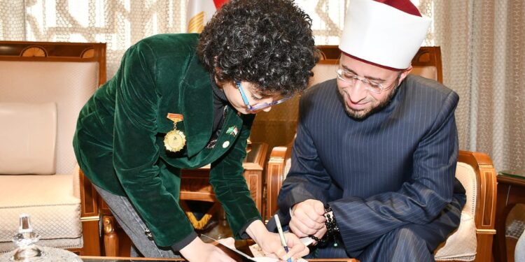 وزير الأوقاف يكرم المبدع الصغير أدهم عبد النبي