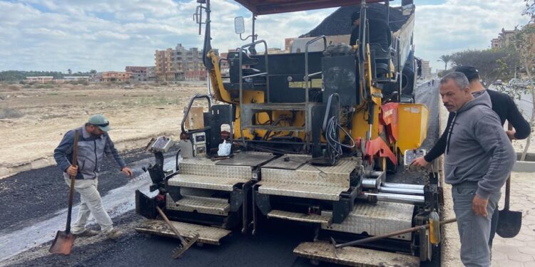 وزير الإسكان يتابع سير العمل بمشروعات رفع كفاءة وتطوير الطرق بعدة مدن جديدة