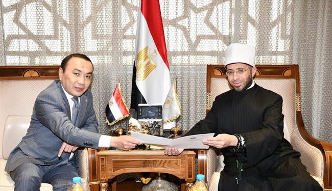 وزير الأوقاف يستقبل سفير كازاخستان لبحث تعزيز التعاون الديني والثقافي بين البلدين