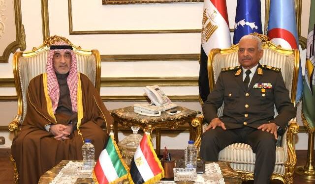 وزير الدفاع يلتقى النائب الأول لرئيس مجلس الوزراء ووزير الدفاع ووزير الداخلية الكويتى