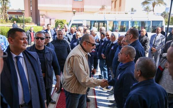 وزير قطاع الأعمال يبدأ زيارة ل”مصر للألومنيوم” بنجع حمادي
