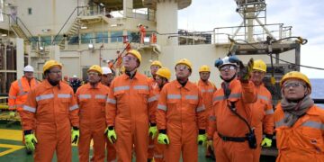 رئيس الوزراء يصل حفار ظُهر “سايبم 10000” شمال بورسعيد لتفقد بدء أعمال الحفر بالحقل