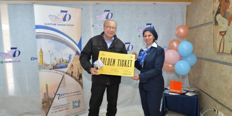 إصدار طوابع تذكارية بمرور ٧٠ عامًا على إنشاء قطاع السياحة بمصر للطيران