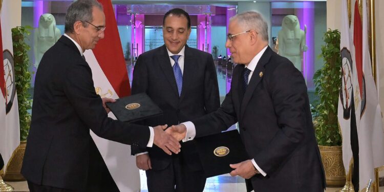 رئيس الوزراء يشهد توقيع بروتوكول تعاون بين “القومي لتنظيم الاتصالات” والنيابة العامة