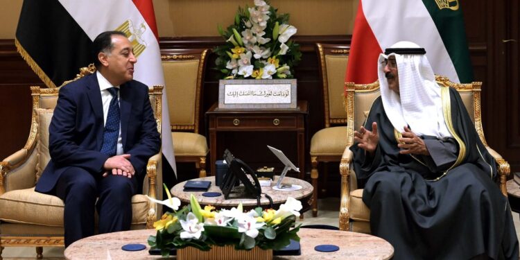 مدبولى يسلم دعوة الرئيس السيسى لـ أمير الكويت لحضور القمة العربية فى القاهرة