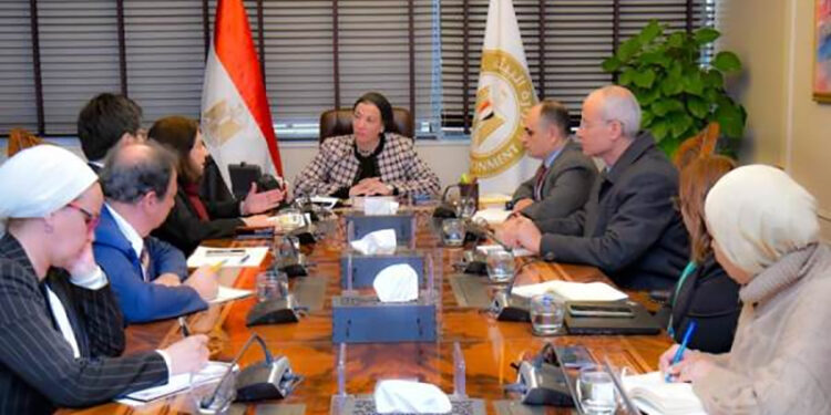وزيرة البيئة تناقش نتائج تقييم أنشطة مشروع ادارة تلوث الهواء وتغير المناخ بالقاهرة الكبرى
