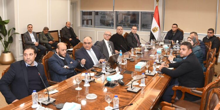 وزير الإسكان يستعرض المخطط الاستراتيجي لمدينة السويس الجديدة