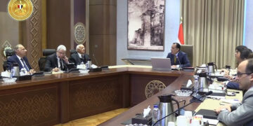 رئيس الوزراء يلتقي أعضاء لجنة الشئون السياسية