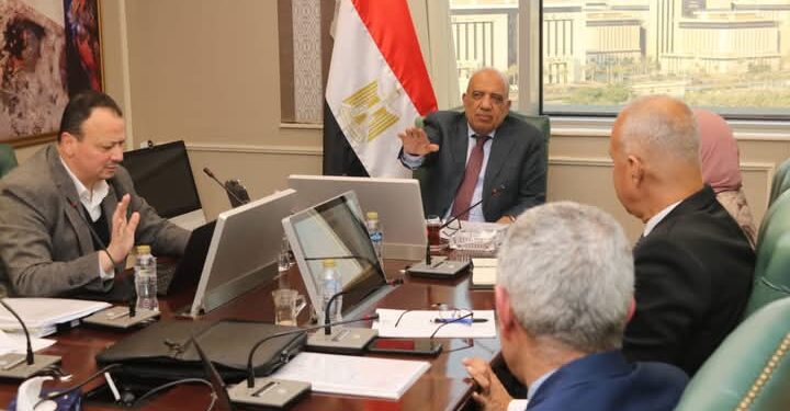 وزير الكهرباء يتابع موقف تسليم الأراضى لإقامة مشروعات الطاقة الشمسية والرياح