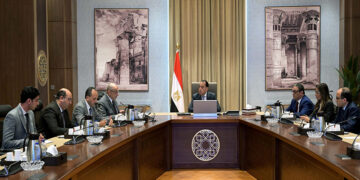 رئيس الوزراء يتابع تطوير شركات قطاع الأعمال العام