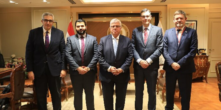 وزير التعليم العالي يبحث آليات تعزيز التعاون مع وفد جامعة إيست إنجليا البريطانية