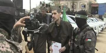 الصليب الأحمر يتسلم 3 رهائن إسرائيليين من الفصائل الفلسطينية بوسط غزة