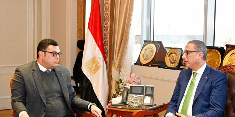 وزير الإسكان ومحافظ الفيوم يتابعان عددا من الملفات المشتركة
