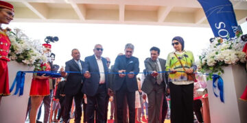 وزير السياحة والآثار يفتتح منتجع سياحي جديد بمنطقة خليج مكادي بمدينة الغردقة