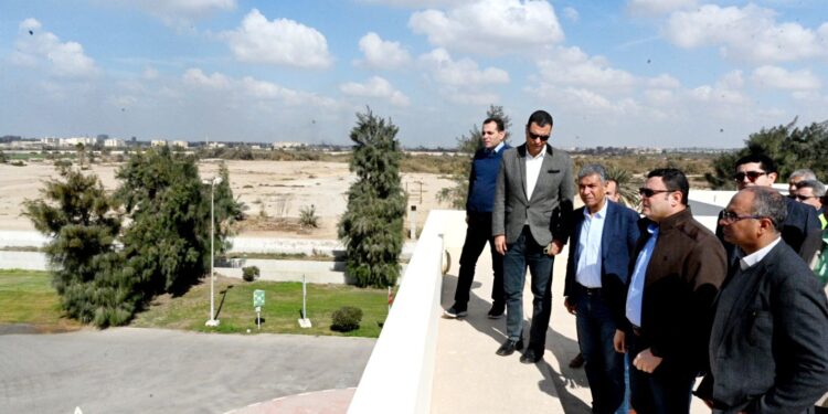 وزير الإسكان يتفقد محطة معالجة مياه الصرف الصحي بالجبل الأصفر