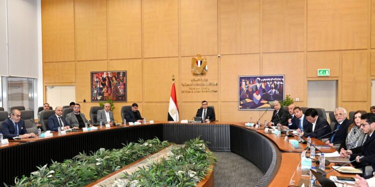 وزير الإسكان يتابع موقف تنفيذ أبراج “الداون تاون” وبحيرات “كريستال لاجون” بالعلمين الجديدة