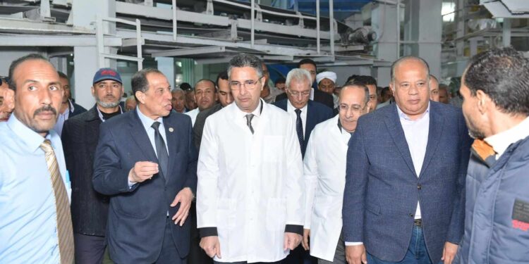 وزير التموين يتفقد مصنع سكر قوص ومصنع الورق لمتابعة عمليات التوريد والإنتاج بقنا