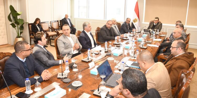 وزير الإسكان يلتقي مسئولى شركة “أبناء حسن علام” لمتابعة المشروعات التي تنفذها الشركة ضمن “حياة كريمة” وعدد من المدن الجديدة