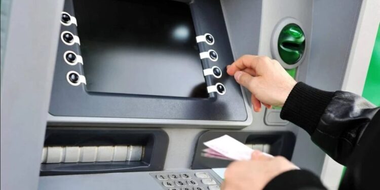 بعد تثبيت سعر الفائدة .. ما رسوم السحب من ماكينات الـ ATM؟