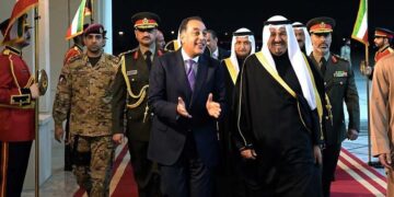 رئيس الوزراء يصل دولة الكويت الشقيقة في زيارة رسمية لتعزيز مجالات التعاون المشترك