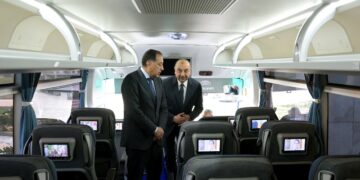 رئيس الوزراء يتفقد نموذجًا لأتوبيس سياحي لشركة “مصر للسياحة” من إنتاج “النصر للسيارات”